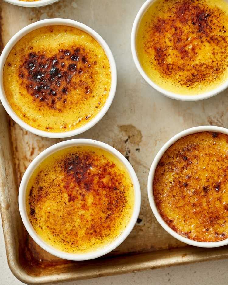 Pivo na smotane ako dezert - domáce creme brulee s karamelom vyrobené z hnedého cukru