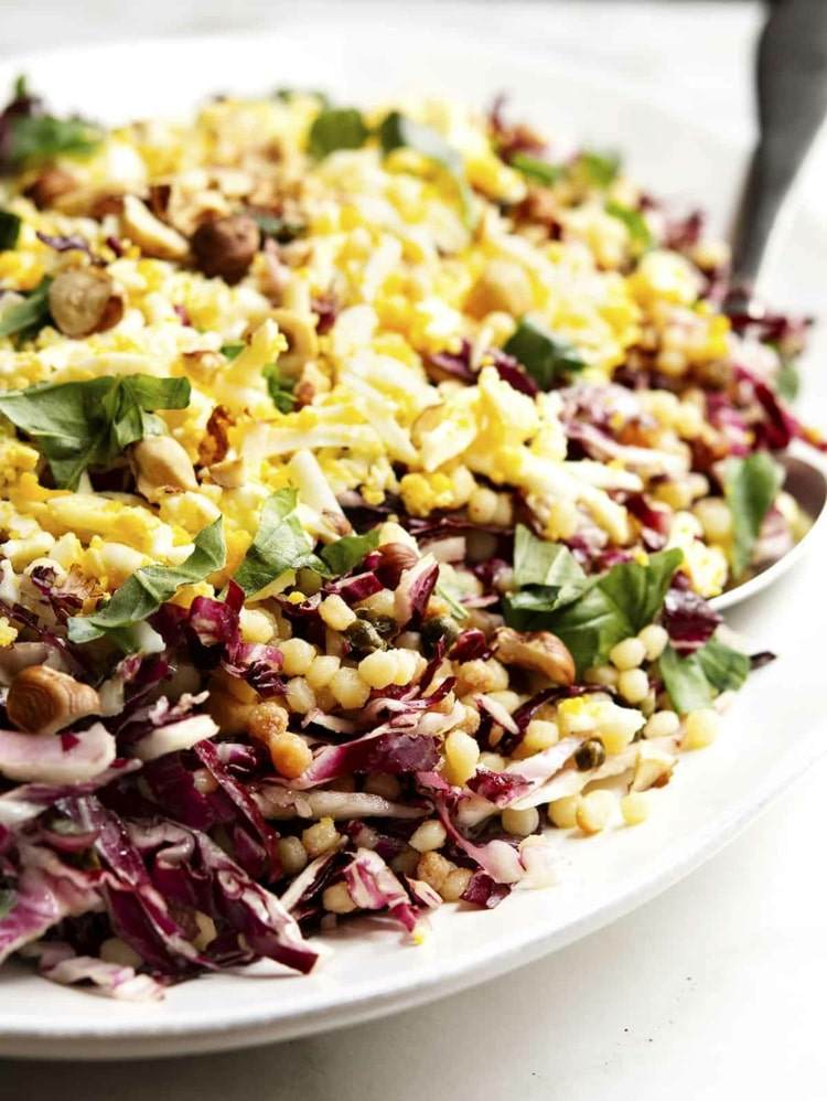 Cestovinový šalát Fregola s radicchiom a varenými vajíčkami