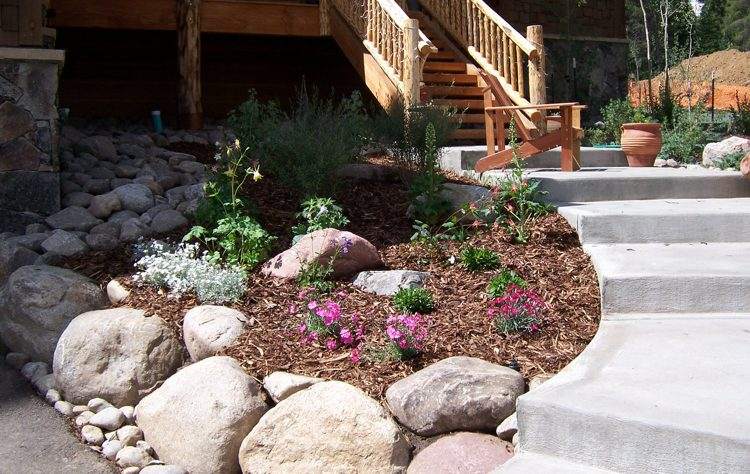 Záhon na prednom dvore s vrstvou mulča Mulčovacie postele ako-funguje-kôra-mulčovací-mulčovací materiál