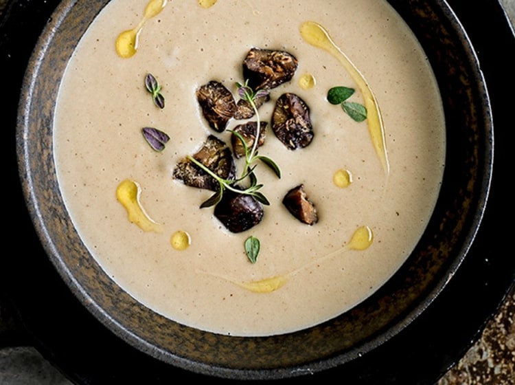 Hľuzovka topinambur v krémovej polievke s gaštanmi, cibuľou, cesnakom a tymianom