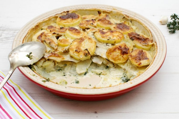 Kastról so zemiakmi, špenátom a syrovou omáčkou ako hlavné jedlo alebo príloha