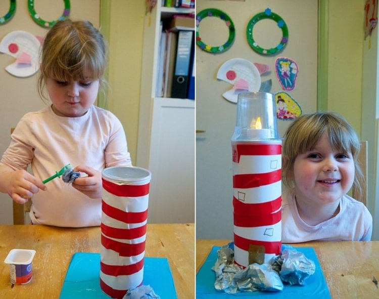 Drotár majáku s jogurtovými pohármi a LED čajovými sviečkami