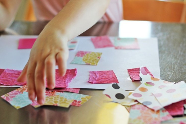 Lepenie koláží s batoľatami a školskými deťmi