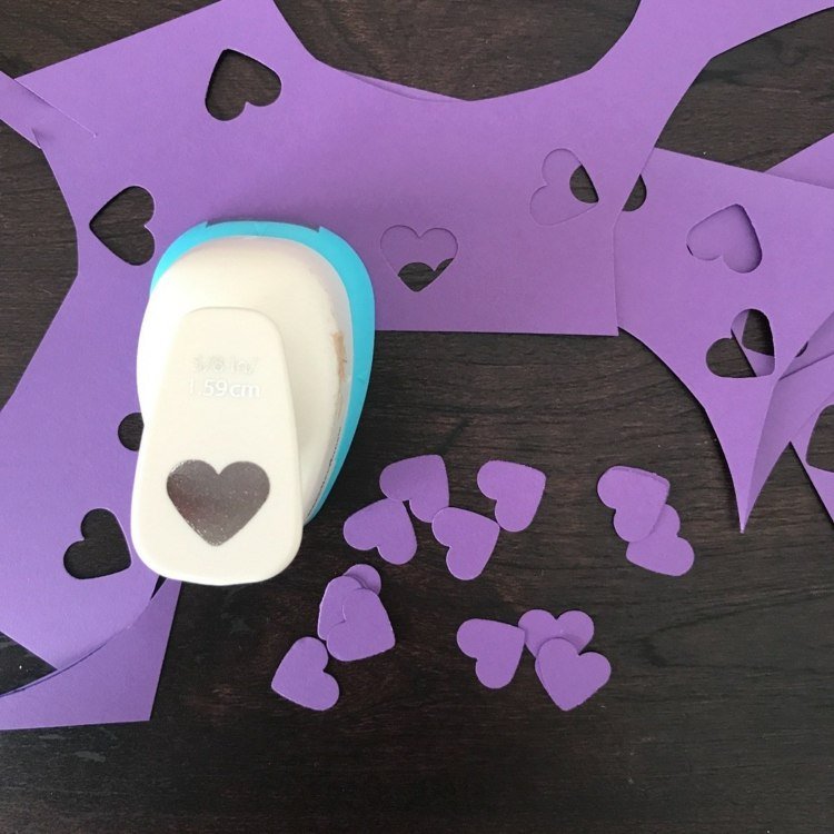 Pomocou úderov srdca vyrobte konfety z kúskov papiera