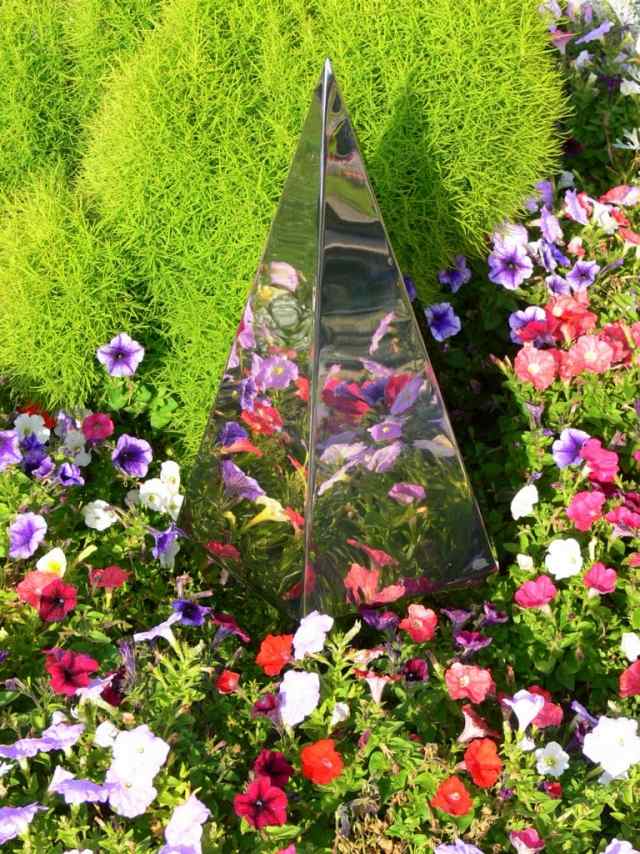 záhradná plastika vyberte si zrkadlové pyramídové kvety