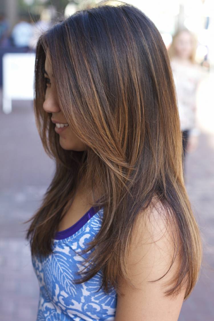 balayage-technika-bruneta-blond-akcenty-dlhé-vlasy-dámy-look