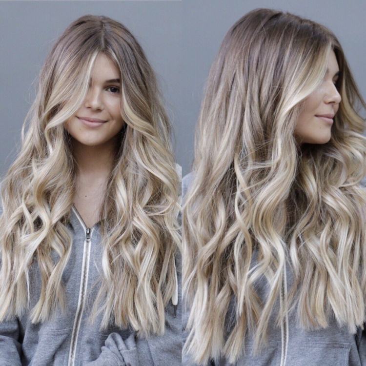 balayage-technika-tmavá blond-svetlá blond-vlna-look-stredný rozchod