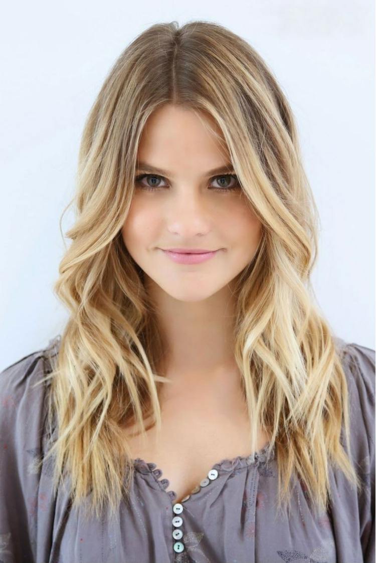 balayage-technology-hairdresser-styling-feminine-women-highlights-blonde-approach