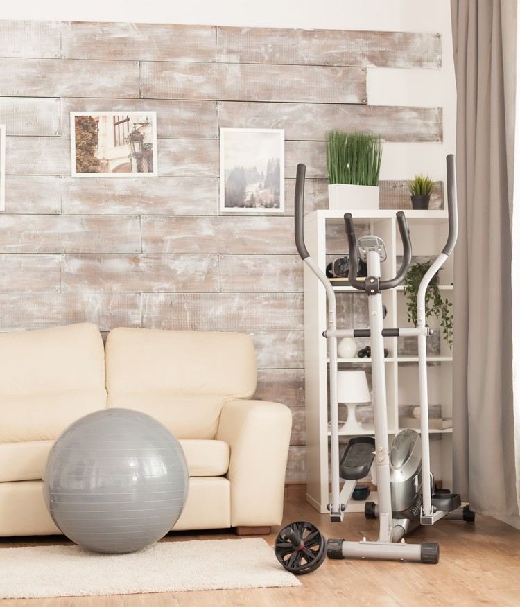 Vybavenie domácej posilňovne eliptický stroj a cvičná lopta