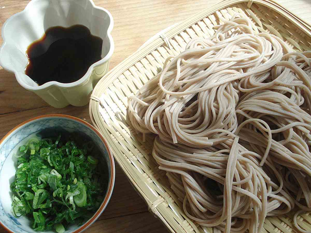 Soba rezancový recept studená japonská kuchyňa bambusový tanier sójová omáčka zdravé jedlo