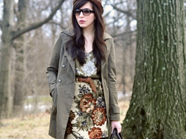 Šaty s kvetinovým vzorom a hnedou bundou klasický-outfit-čo-nosiť-šaty-s-kvetinovým vzorom