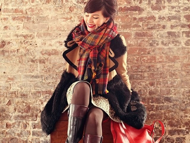 čo si mám obliecť dnes módny svet a trendy károvaná šatka-vlnená sukňa-červená-kabelka