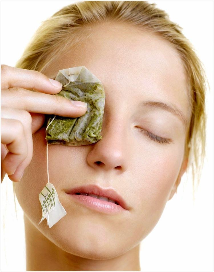 Chladené čajové vrecúško priložte na oči čo robiť proti tmavým kruhom-domáce-prostriedky-čaj-chladné