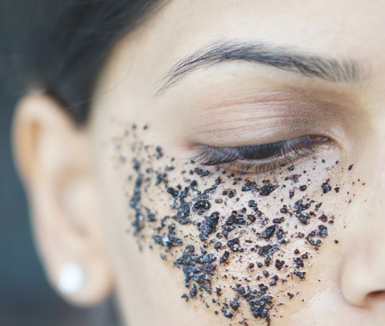 Maska s kávovou usadeninou proti tmavým kruhom čo robiť proti tmavým kruhom-domáca-opravná-maska-káva-prášok-vyrobte si sami