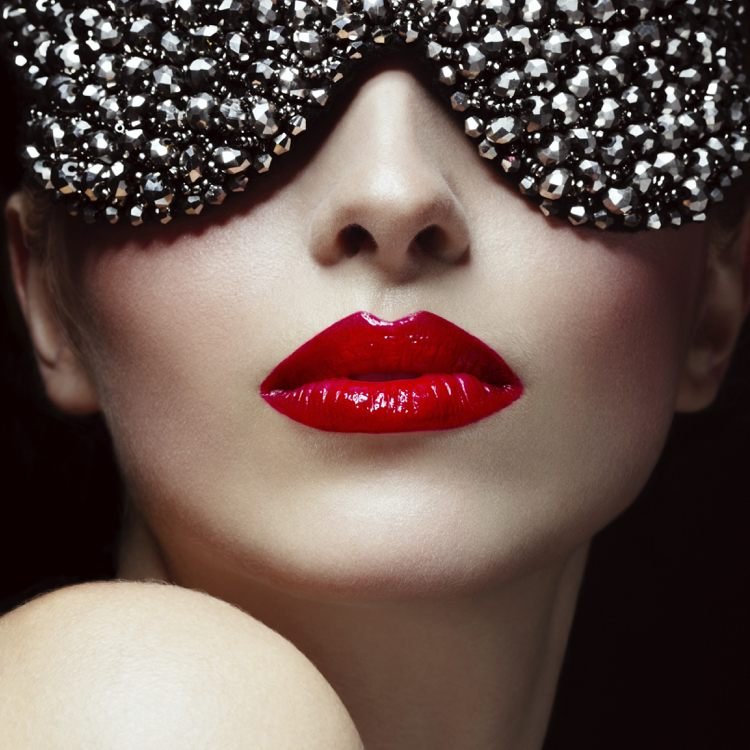 Chráňte svoju pokožku pred slnkom, rovnako ako oči čo robiť proti tmavým kruhom-deky-slnečné okuliare-líčenie