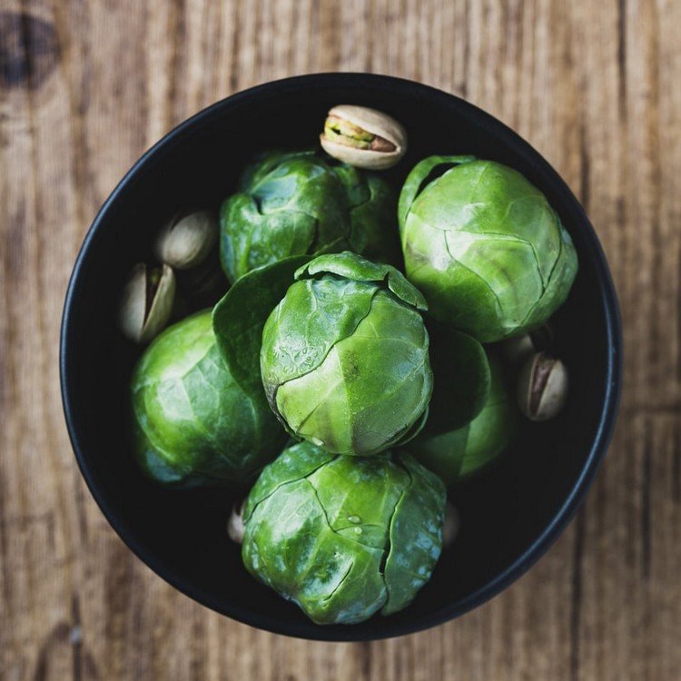 Ružičkový kel a pistácie ako prírodné prostriedky pre sivé vlasy