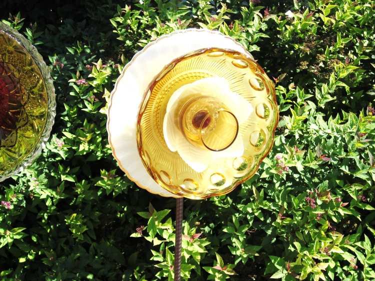 Vyrobte si záhradné dekorácie zo starých tanierov kvetov