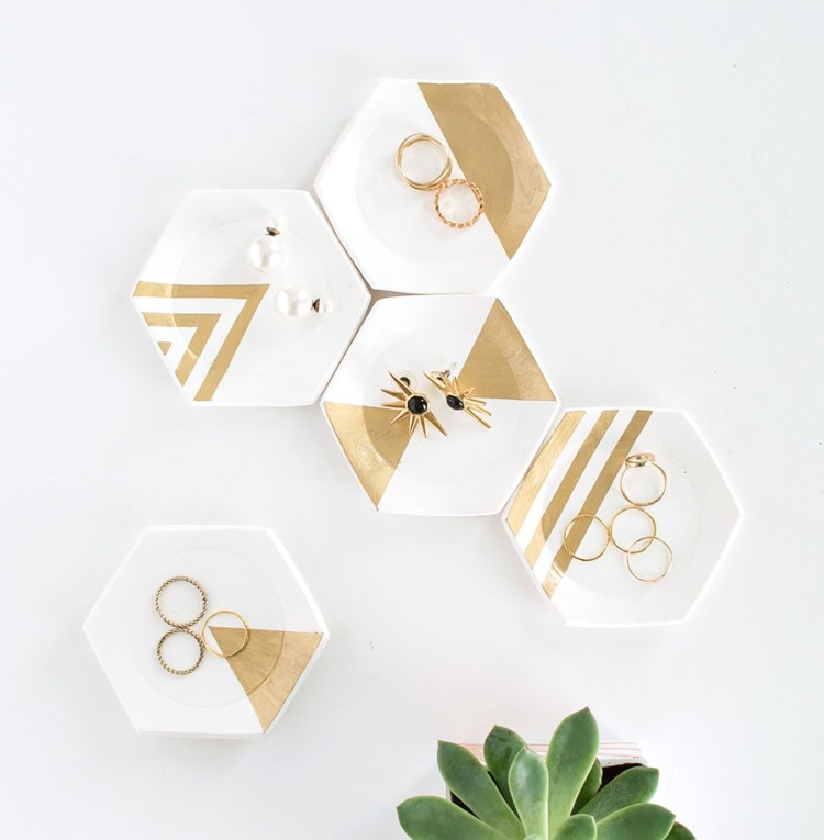 Vytvorte si úložisko šperkov zo starých tanierov