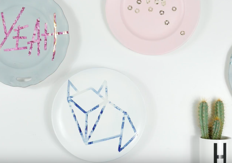 Vyrobte si nástenné dekorácie zo starých tanierov a vymaľujte moderné figúrky