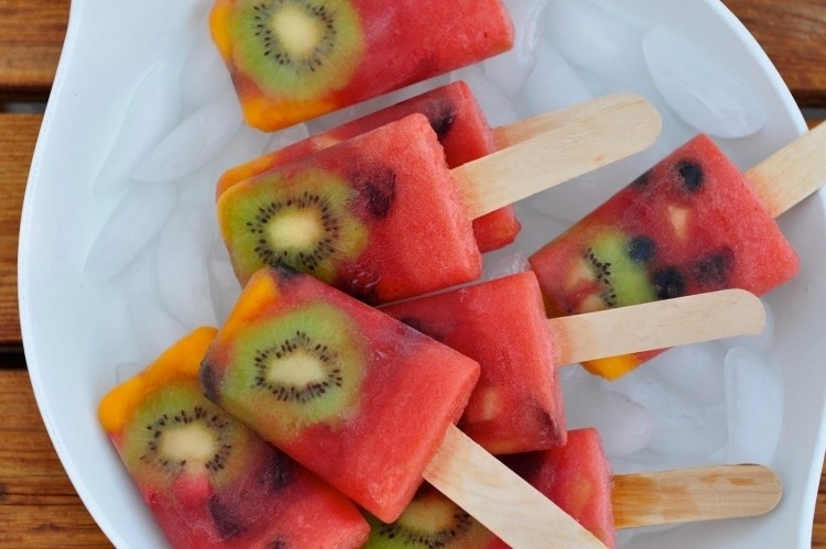 Vyrobte si vodný ľad sami-ovocie-kiwi-pomaranč-jahoda-kúsky-čučoriedky