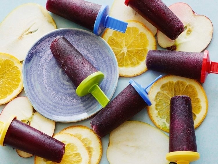 Vyrobte si vodný ľad sami -sangria-červené víno-pomaranč-jablká-záhradná párty