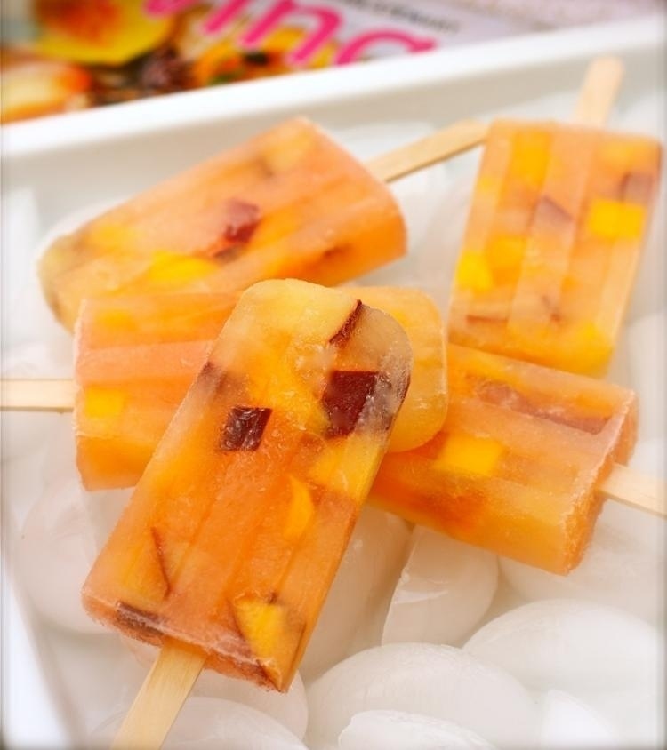 Vytvorte si vlastnú vodu ľadovo-biele-sangrie-tvary-ľadovo-ovocné-kúsky-celé-rez