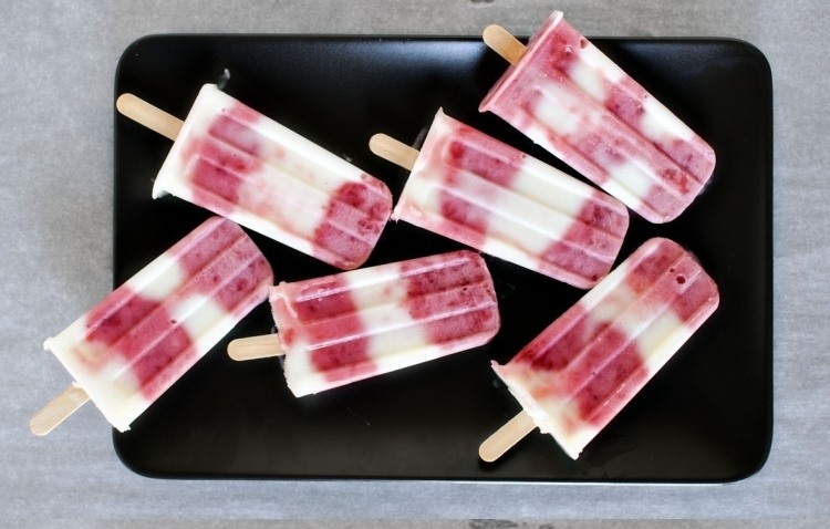 Vyrobte si svoj vlastný vodný ľad-jogurt-jahody-mrazené-lahodné-leto-krásne