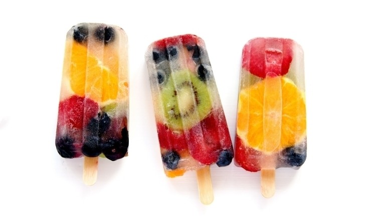 Vyrobte si-voda-zmrzlina-celé-ovocie-jahoda-pomaranč-čučoriedka-leto-dezert