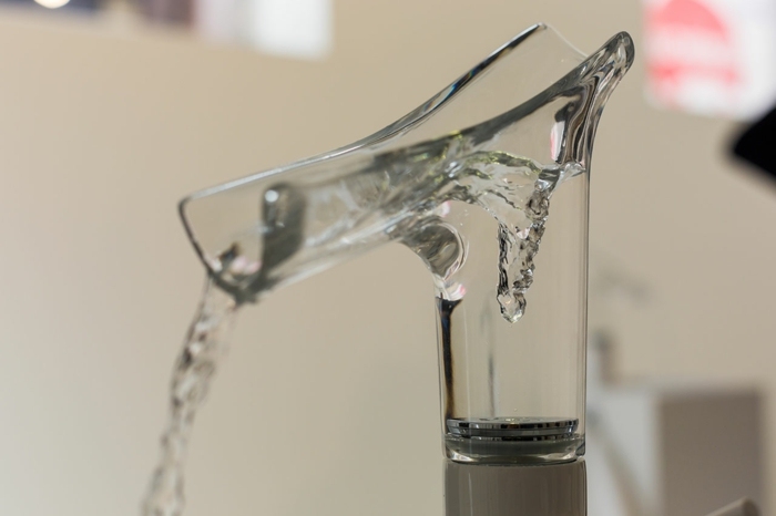 faucetový dizajn vyrobený zo sklenenej transparentnej kúpeľňovej myšlienky