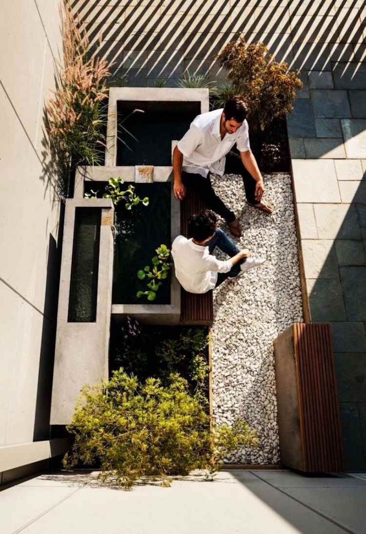 vodná kaskádová záhrada-moderná-malá-štrková-betónová-súkromná clona