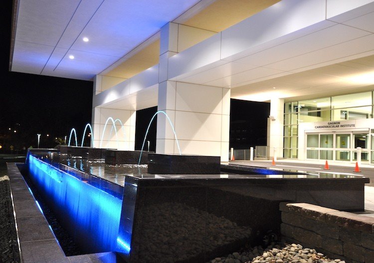 vodná kaskáda-záhrada-moderné-luxusné-osvetlenie-