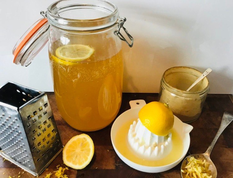 Recept na vodný kefír kombinuje zázvor a citrón s trstinovým cukrom a strúhanou citrónovou kôrou