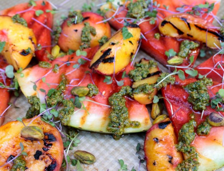 vodný melón gril broskyňový ovocný šalát