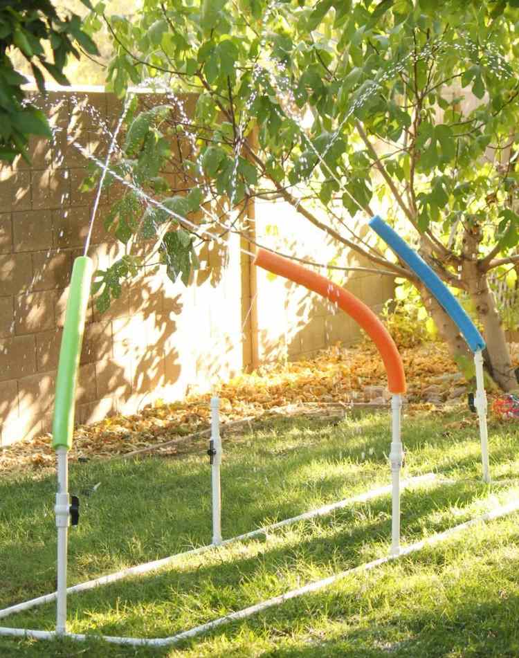 Vykonajte vodné hry sami so záhradnou hadicou pre deti