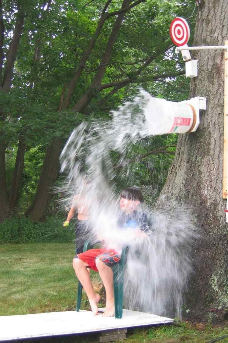 Vodné hry do záhrady s batoľatami Naplňte vedrá vodou a odpovedajte na otázky