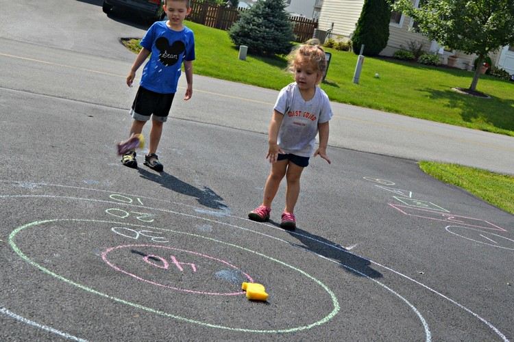 Vodné hry pre deti v záhrade na hranie šípok s mokrou špongiou