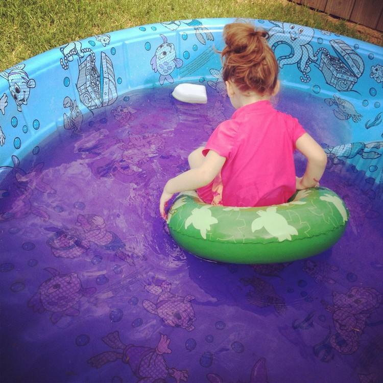 Vyfarbite vodu v detskom bazéne vodovými farbami