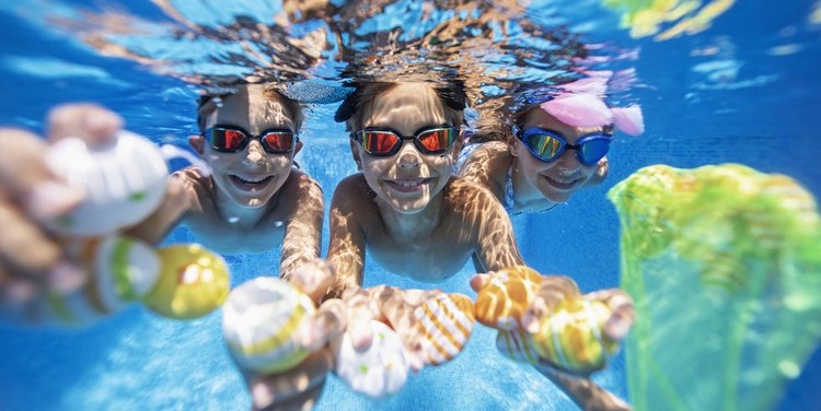 Organizujte plávanie v bazéne a hľadanie pokladu