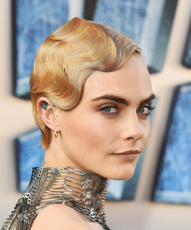 Účesové stylingové kučery Pixie na krátke vlasy