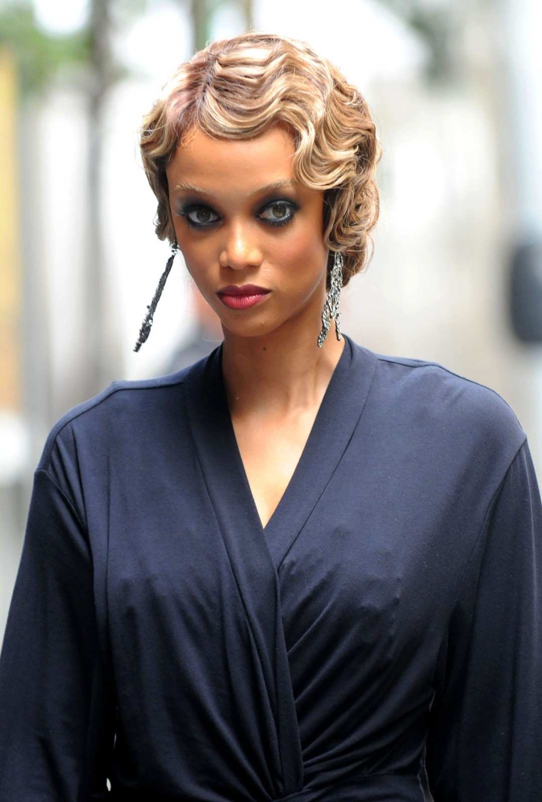 Tyra Banks účesy krátke vlasy s kučery