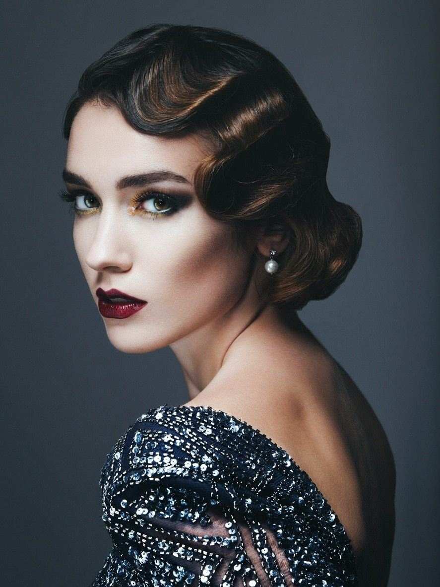 Účes vo vodnej vlne krátke vlasy dymové oči očný make -up