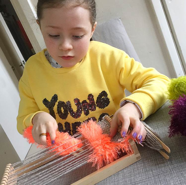 Tkanie s deťmi - pokyny pre deti Tkanie s deťmi -inštrukcie-drevený rám-priadza-sivo-nadýchané