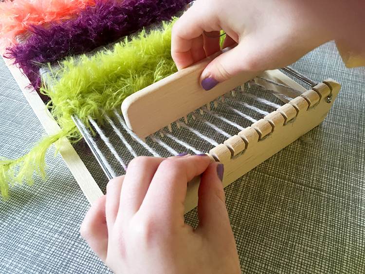Tkanie s deťmi na špeciálnych drevených rámoch na tkanie Tkanie s deťmi -inštrukcie-drotárstvo-nápady-drevené rámy-urob si sám