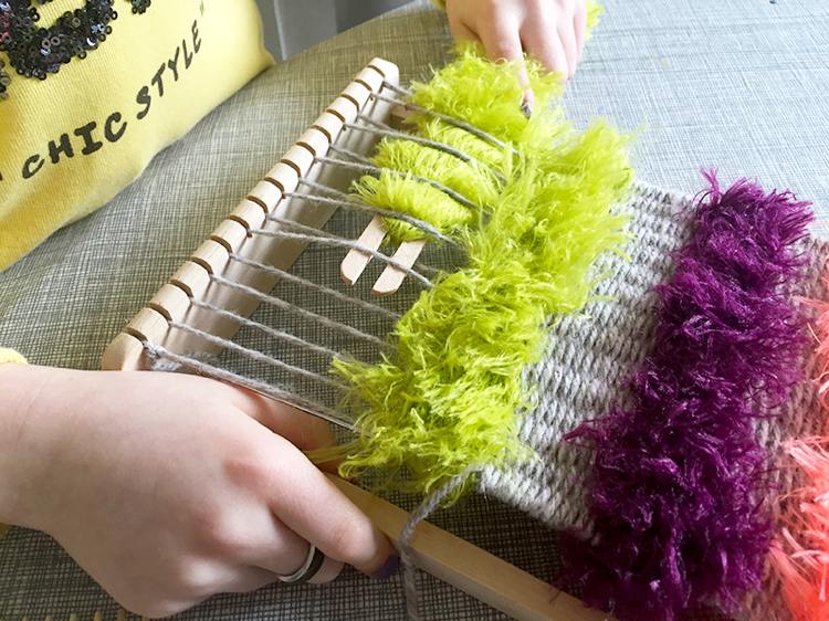 Vyrobte si vlastné textilné tkaniny tkanie-s-deťmi-návod-kombinovanie-drevený-rám-priadze-farby