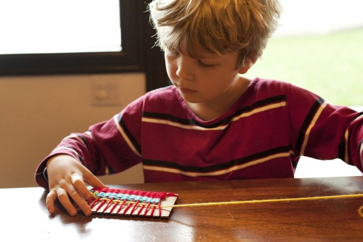 Tkanie s deťmi na domácich kartónových stavoch tkanie-s-deťmi-návod-výroba-kartón-rám-vlastnými rukami