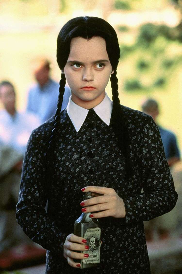 Streda Addams christina-ricci-outfit-halloween-nápad