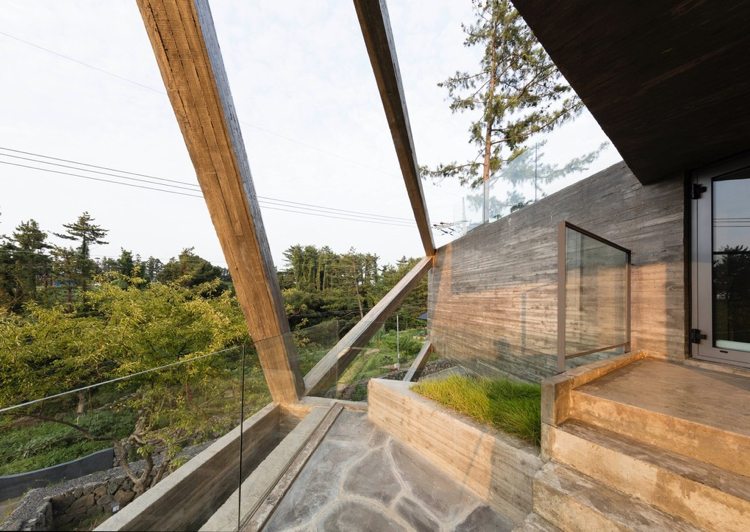 betónový dom terasa presklené zábradlie trávnik