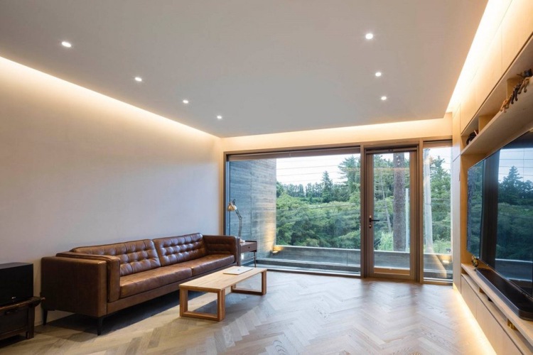 Biela a sivá kožená sedačka v minimalistickej obývačke