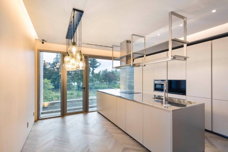 Biela a sivá svetlá moderná minimalistická kuchynská oceľ