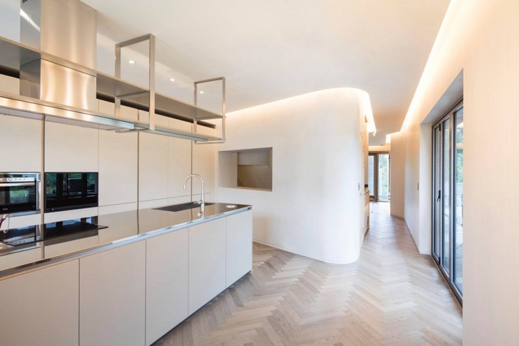 Biela a sivá moderná kuchyňa nepriame osvetlenie oceľ